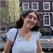 Studentessa universitaria dà ripetizioni in inglese per studenti di medie e liceo